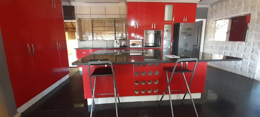5 Bedroom Property for Sale in La Hoff North West